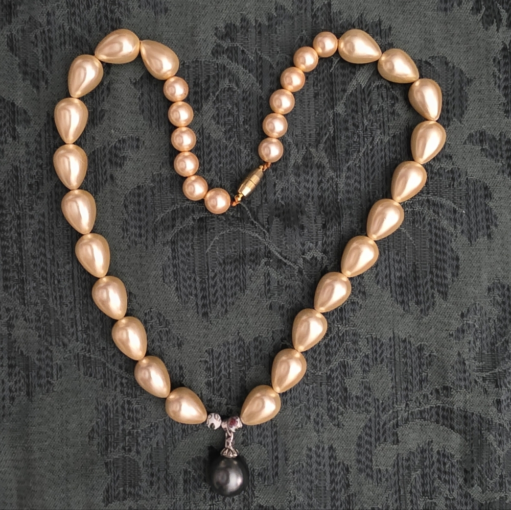 Vintage Shell Pearl Necklace